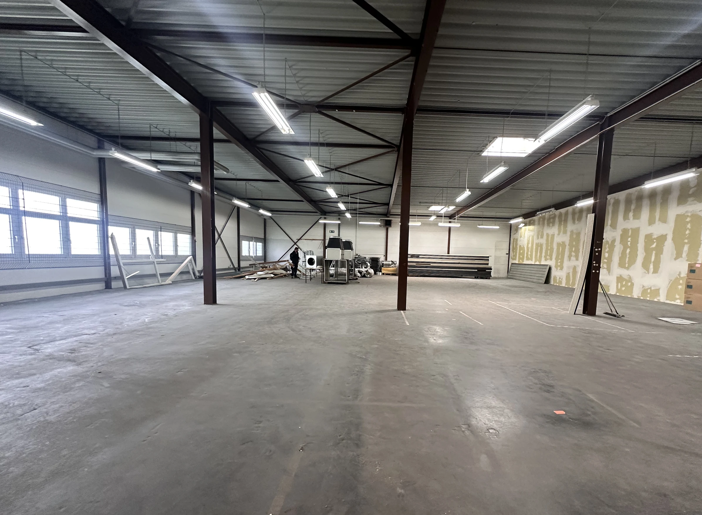 Leere Gewerbehalle vor dem Ausbau: Stahlkonstruktion, Betonboden, keine Einbauten